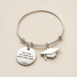 bracciale con frase incisa capello laurea tocco