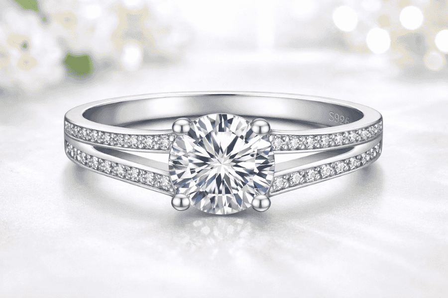 anello in argento con pietra centrale in Moissanite