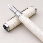 penna stilografica in madreperla bianca
