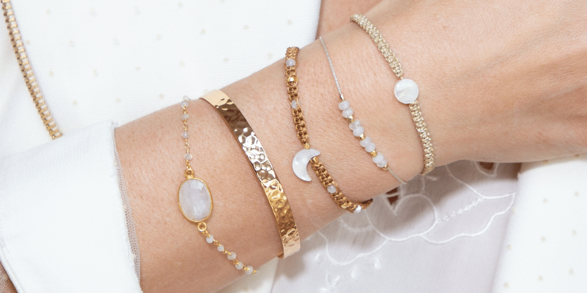 polso di donna con braccialetti